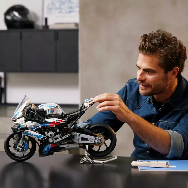 LEGO Technic motocykl BMW M1000RR 42130 ze szczegółowym silnikiem i działającym zawieszeniem