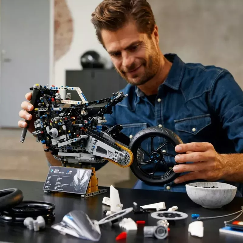LEGO Technic motocykl BMW M1000RR 42130 ze szczegółowym silnikiem i działającym zawieszeniem
