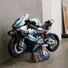 LEGO Technic motocykl BMW M1000RR 42130 ze szczegółowym silnikiem i działającym zawieszeniem