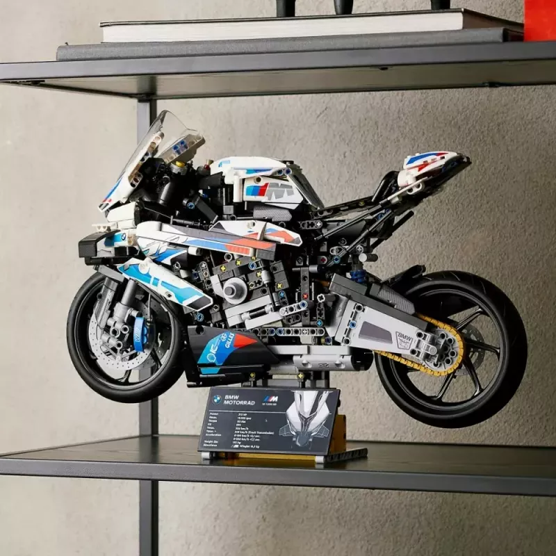 LEGO Technic motocykl BMW M1000RR 42130 ze szczegółowym silnikiem i działającym zawieszeniem