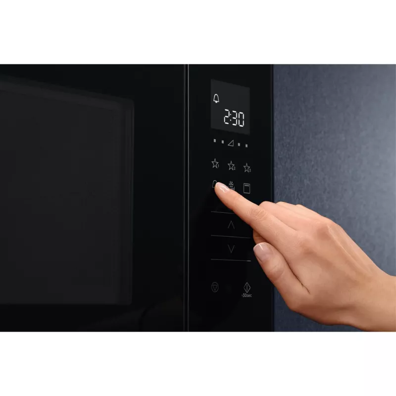 Kuchenka mikrofalowa do zabudowy Electrolux LMS2203EMK, 700 W, 5 poziomów mocy, talerz obrotowy 24,5 cm, wyświetlacz LED, wnętrze ze stali nierdzewnej, czarna