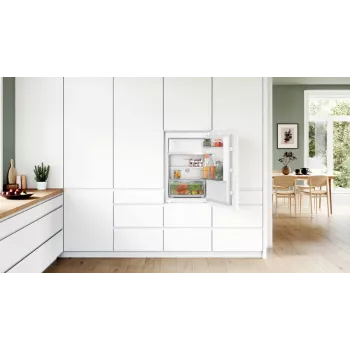 Bosch Serie 2 KIL22NSE0 lodówka z zamrażalnikiem do zabudowy 119 L Biała