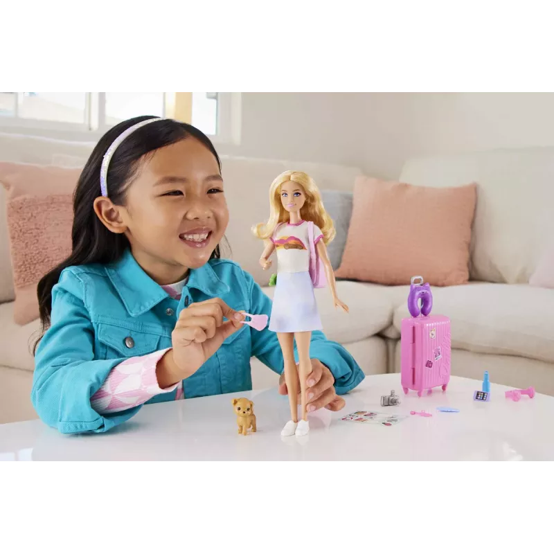 Barbie Dreamhouse Adventures Lalka i akcesoria, zestaw podróżny „Malibu” ze szczeniakiem i ponad 10 elementami, w tym działająca walizka