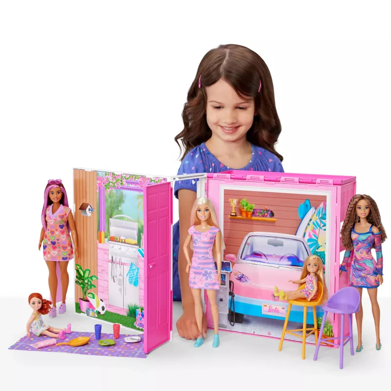 Barbie Getaway Domek dla lalek z lalką, 4 strefy zabawy i 11 akcesoriów dekoracyjnych