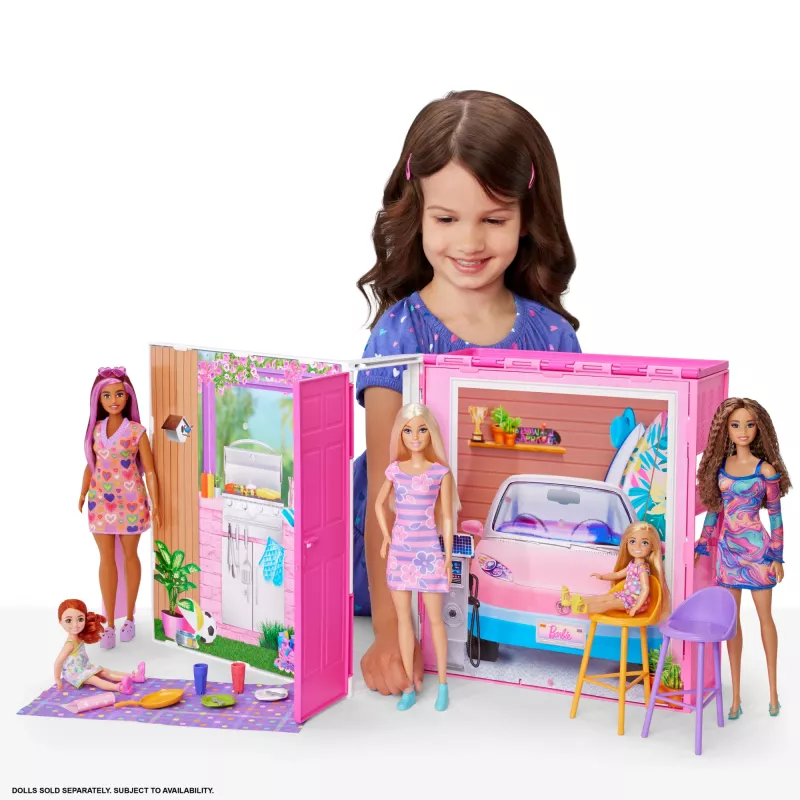 Barbie Getaway Domek dla lalek z lalką, 4 strefy zabawy i 11 akcesoriów dekoracyjnych