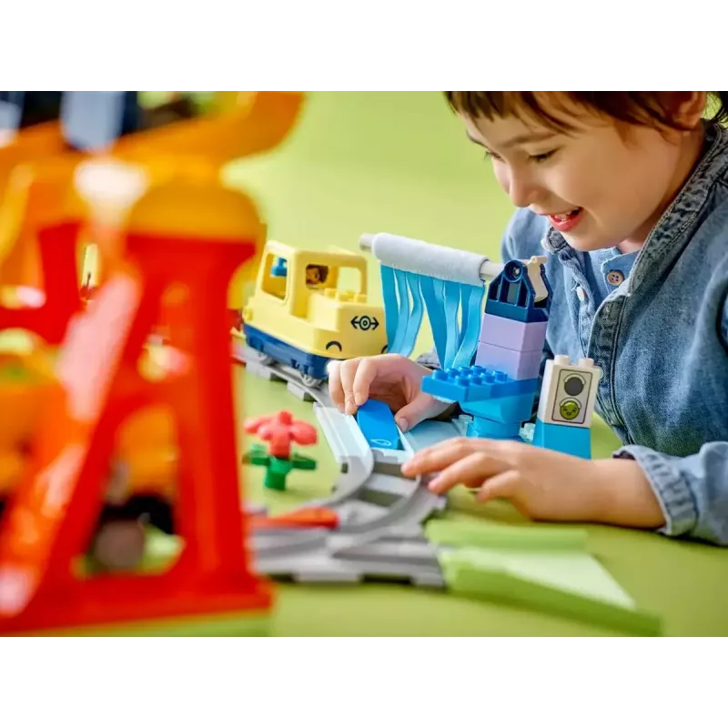 Zestaw kolejkowy dla dzieci LEGO DUPLO 10428 Big Interactive Community Train — duży interaktywny pociąg dla maluchów