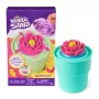 Kinetic Sand, SquishBlossom Kwitnący Kwiat, Zestaw na Wielkanocny Koszyczek, Zawiera 226 g Żółtego i Różowego Formowalnego Piasku Kinetic Sand, Doniczka i Formy, Zabawki Sensoryczne dla Dzieci