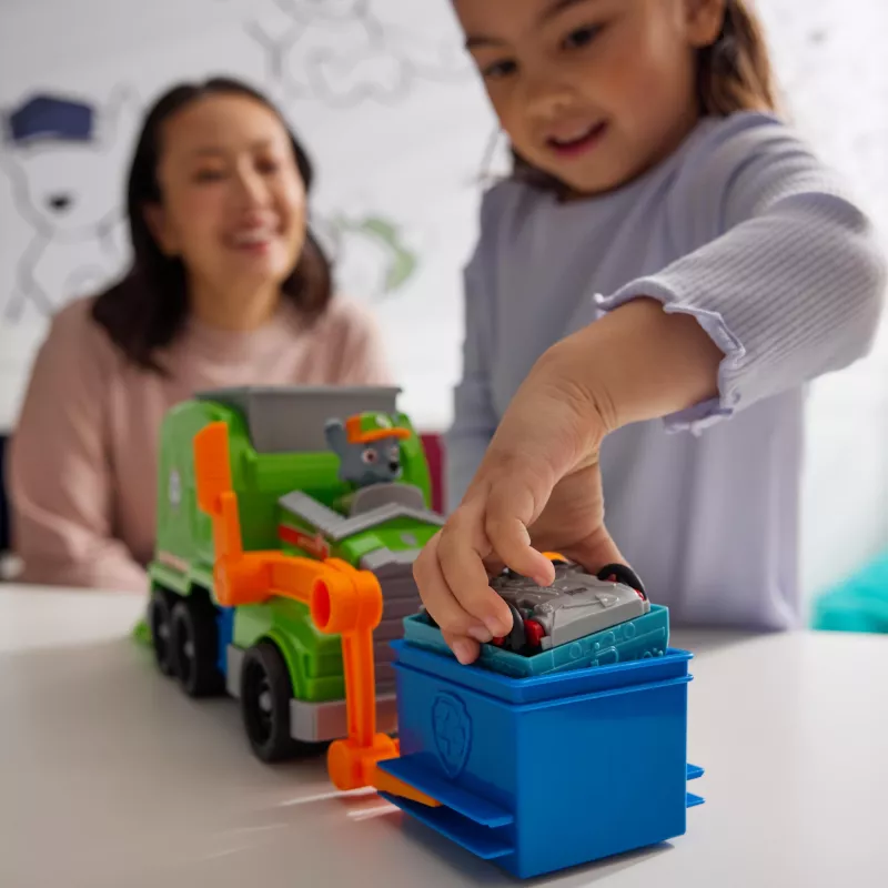 PAW Patrol: Ciężarówka Recyklingowa Crush N’ Roll z Figurką Rocky’ego i Przekształcającą się Zgniecioną Śmieciarką, Zabawki dla Chłopców i Dziewczynek od 3 lat