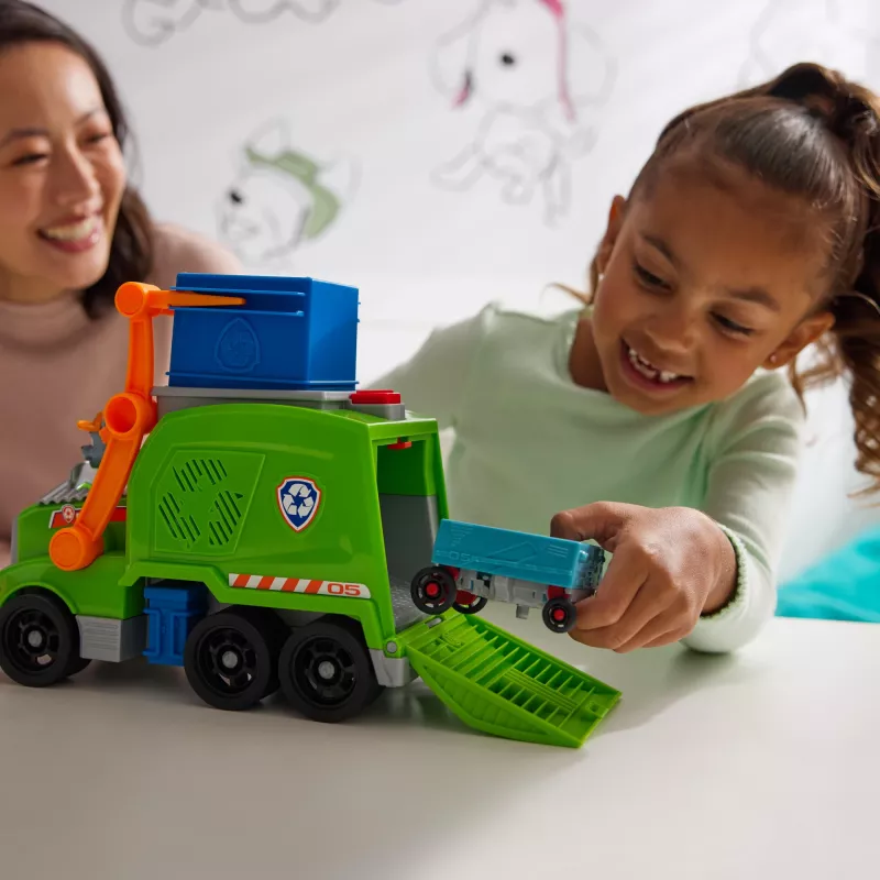 PAW Patrol: Ciężarówka Recyklingowa Crush N’ Roll z Figurką Rocky’ego i Przekształcającą się Zgniecioną Śmieciarką, Zabawki dla Chłopców i Dziewczynek od 3 lat