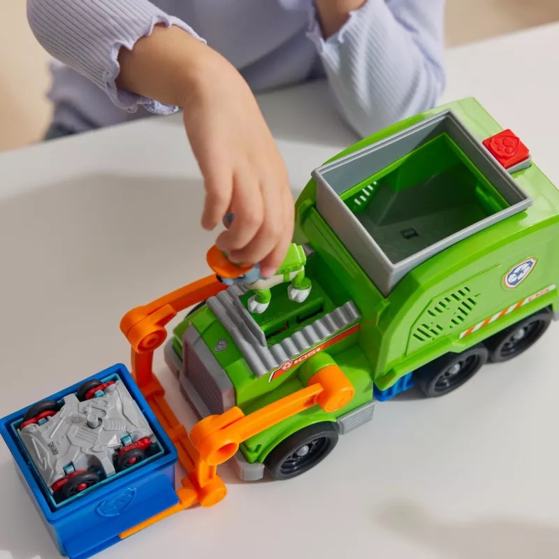PAW Patrol: Ciężarówka Recyklingowa Crush N’ Roll z Figurką Rocky’ego i Przekształcającą się Zgniecioną Śmieciarką, Zabawki dla Chłopców i Dziewczynek od 3 lat