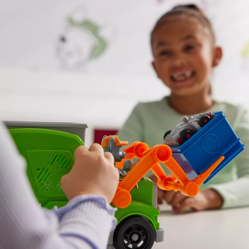 PAW Patrol: Ciężarówka Recyklingowa Crush N’ Roll z Figurką Rocky’ego i Przekształcającą się Zgniecioną Śmieciarką, Zabawki dla Chłopców i Dziewczynek od 3 lat
