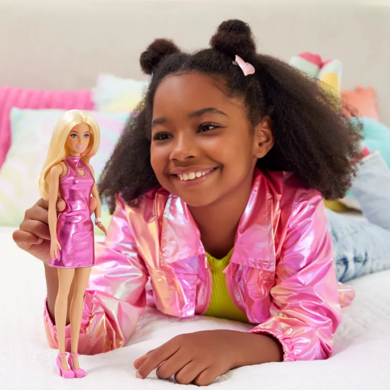 Barbie Fashionistas Lalka #230 w metalicznej różowej sukience mini z wycięciem w kształcie serca, blond włosy