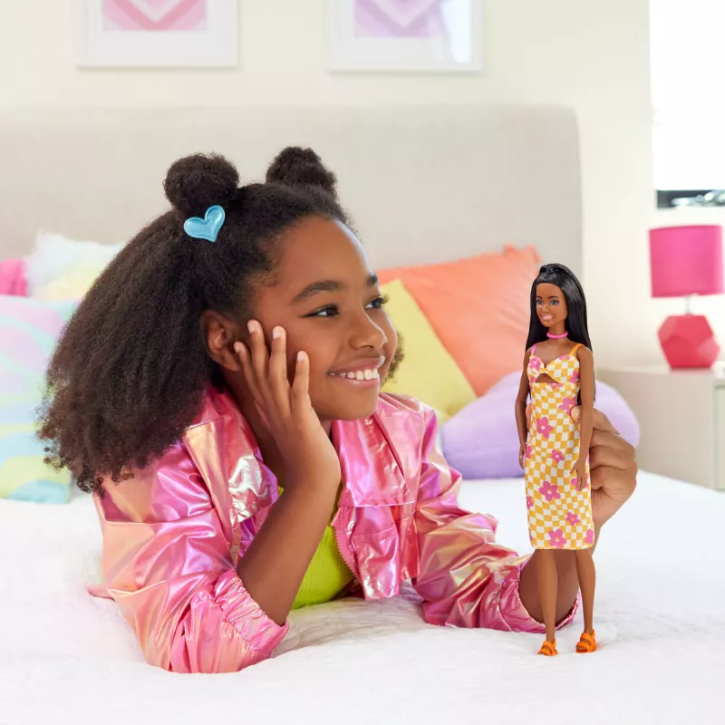 Lalka Barbie Fashionistas #233 w kraciastej sukience midi z kwiatami, czarne włosy