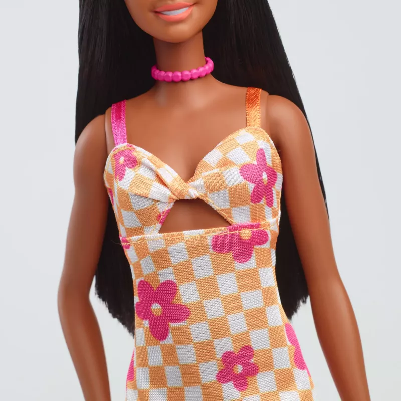 Lalka Barbie Fashionistas #233 w kraciastej sukience midi z kwiatami, czarne włosy
