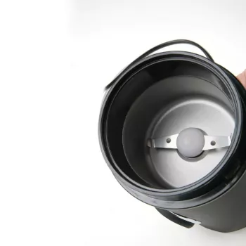 Młynek do kawy Czarny & Decker BXCG150E — 150 W, pojemność 50 g, ostrza ze stali nierdzewnej, sterowanie przyciskiem