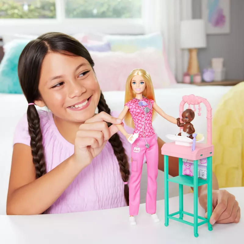 Barbie Baby Doctor Lalka z Blond Włosami, Modowa Lalka, 1 Niemowlę, Meble i Akcesoria