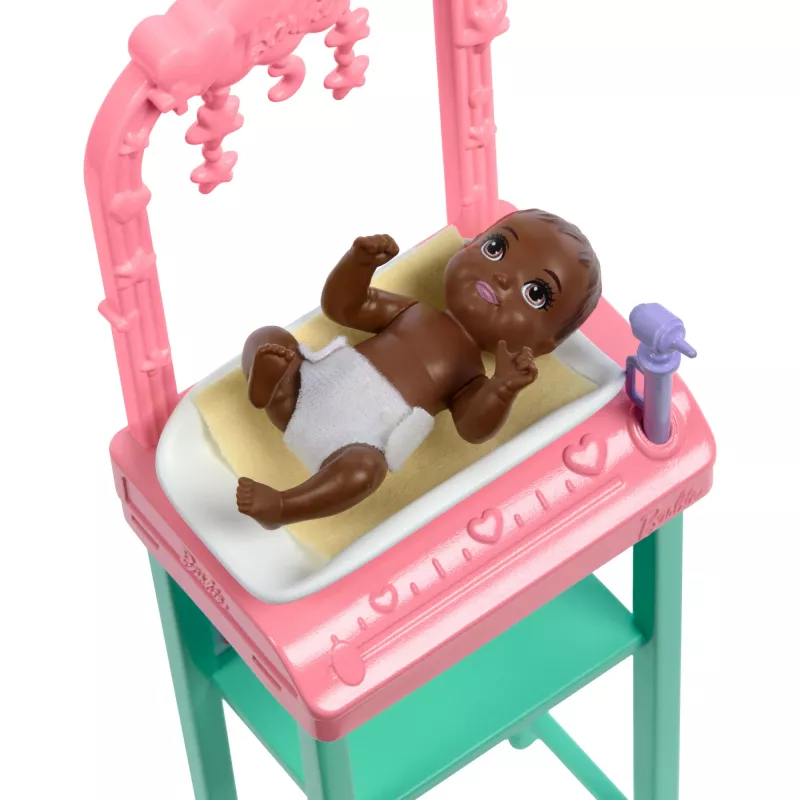 Barbie Baby Doctor Lalka z Blond Włosami, Modowa Lalka, 1 Niemowlę, Meble i Akcesoria