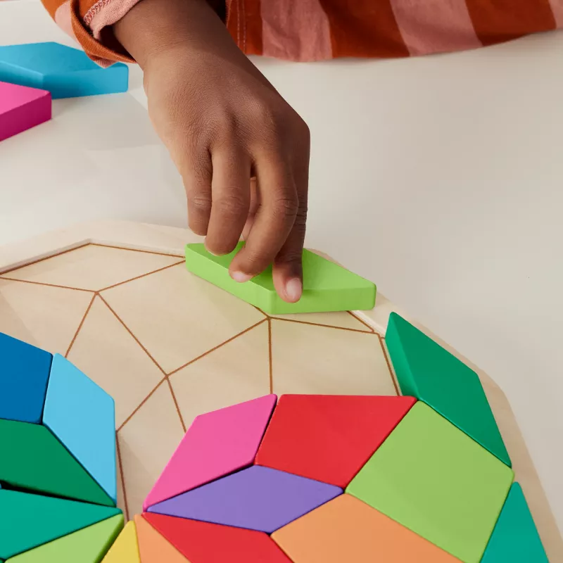 Fisher-Price Drewniana Geometryczna Układanka Mandala dla Maluchów i Dzieci, 40 Drewnianych Elementów