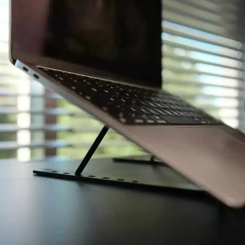 Podstawka pod laptopa SAVIO PB-05 z regulowaną wysokością przenośna — SAVIO PB-05