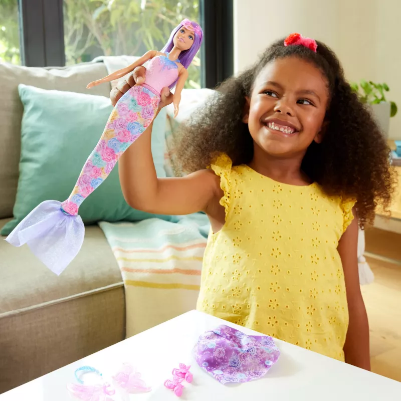 Zestaw modowy Barbie Fantasy z akcesoriami, w tym syrenim ogonem, skrzydłami wróżki i naszyjnikami