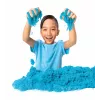 Kinetic Sand, 2 funty niebieskiego piasku do zabawy, formowalne zabawki sensoryczne dla dzieci, zamykana torebka (opakowanie może się różnić), dla dzieci od 3 lat
