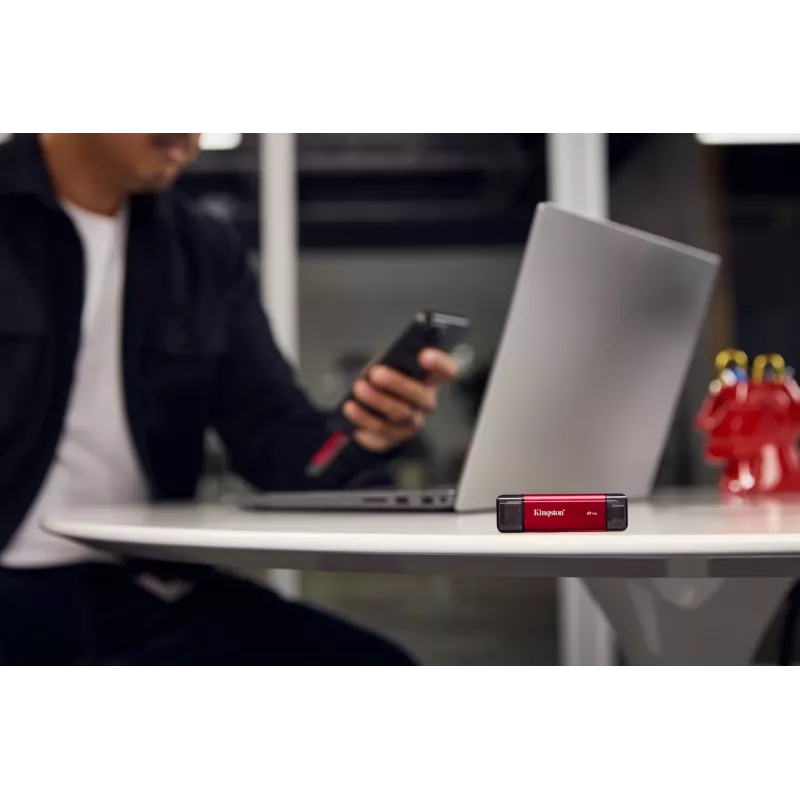 Zewnętrzny dysk SSD Kingston 2 TB ze złączem Dual USB-A/USB-C, USB 3.2 Gen 2, odczyt 1050 MB/s, zapis 950 MB/s, czarno-czerwony