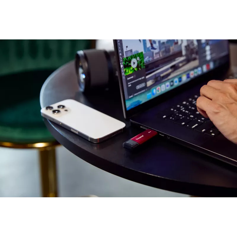Zewnętrzny dysk SSD Kingston 2 TB ze złączem Dual USB-A/USB-C, USB 3.2 Gen 2, odczyt 1050 MB/s, zapis 950 MB/s, czarno-czerwony