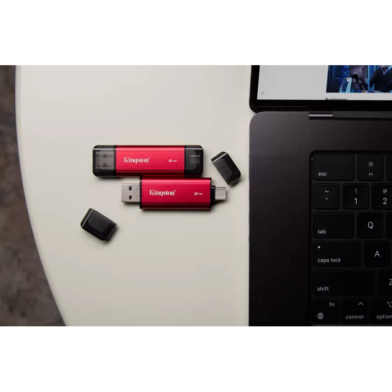 Zewnętrzny dysk SSD Kingston 2 TB ze złączem Dual USB-A/USB-C, USB 3.2 Gen 2, odczyt 1050 MB/s, zapis 950 MB/s, czarno-czerwony