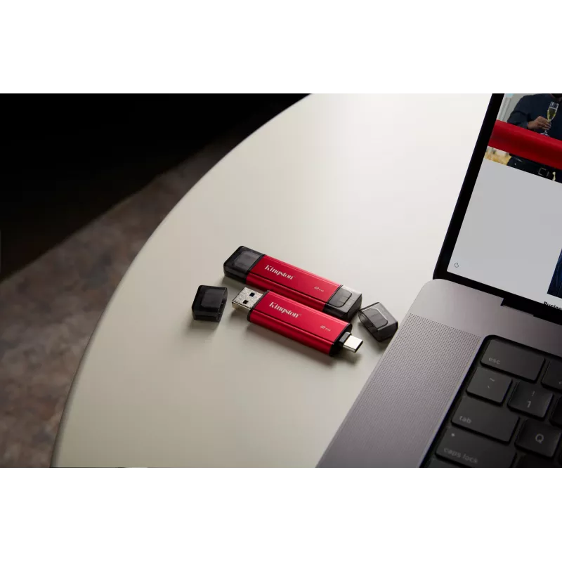 Zewnętrzny dysk SSD Kingston 2 TB ze złączem Dual USB-A/USB-C, USB 3.2 Gen 2, odczyt 1050 MB/s, zapis 950 MB/s, czarno-czerwony