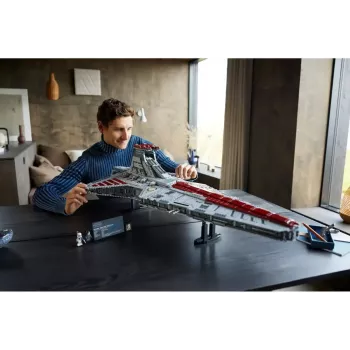 LEGO Star Wars Republic Venator Class Attack Cruiser 75367 — zestaw konstrukcyjny, 5374 szt., 320 × 1090 × 540 mm, 2 minifigurki, wiek 18+