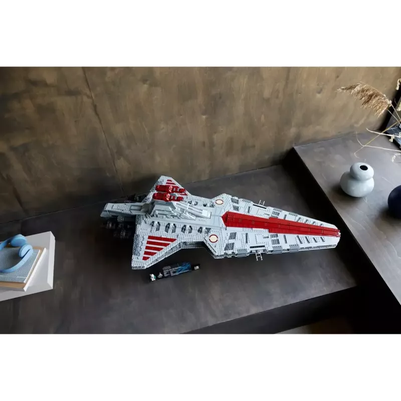 LEGO Star Wars Republic Venator Class Attack Cruiser 75367 — zestaw konstrukcyjny, 5374 szt., 320 × 1090 × 540 mm, 2 minifigurki, wiek 18+