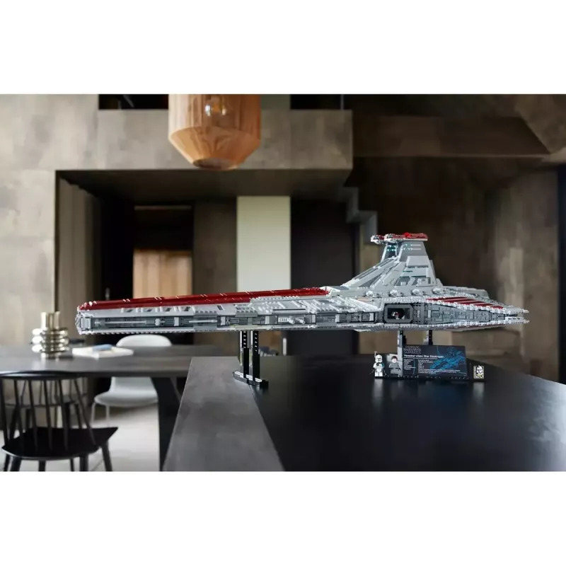 LEGO Star Wars Republic Venator Class Attack Cruiser 75367 — zestaw konstrukcyjny, 5374 szt., 320 × 1090 × 540 mm, 2 minifigurki, wiek 18+