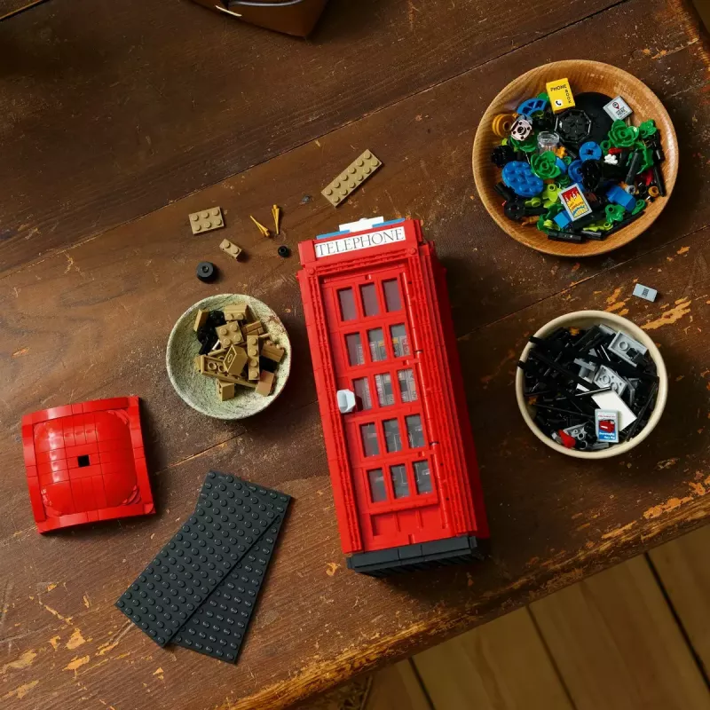 Klocki konstrukcyjne LEGO Czerwona londyńska budka telefoniczna 21347 – modułowy zestaw kolekcjonerski, 1460 elementów, 18+