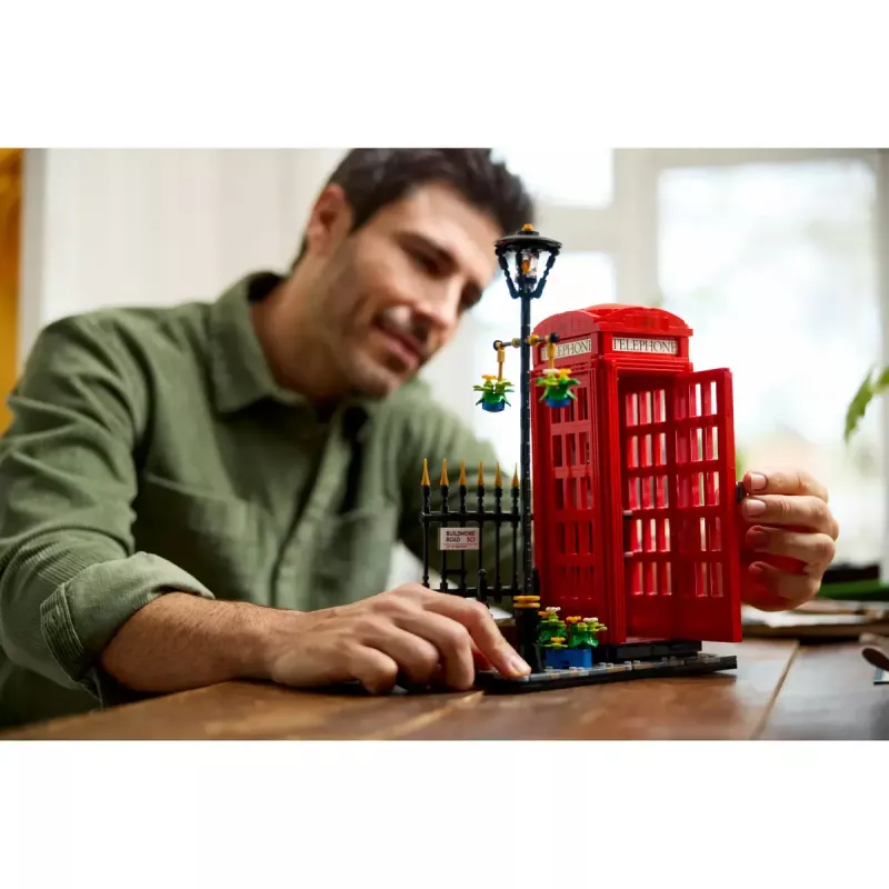 Klocki konstrukcyjne LEGO Czerwona londyńska budka telefoniczna 21347 – modułowy zestaw kolekcjonerski, 1460 elementów, 18+