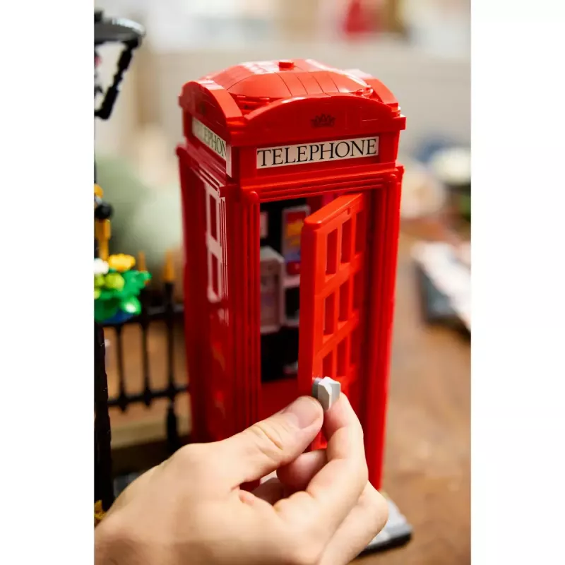 Klocki konstrukcyjne LEGO Czerwona londyńska budka telefoniczna 21347 – modułowy zestaw kolekcjonerski, 1460 elementów, 18+