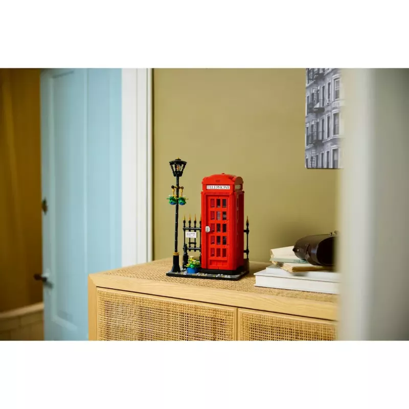 Klocki konstrukcyjne LEGO Czerwona londyńska budka telefoniczna 21347 – modułowy zestaw kolekcjonerski, 1460 elementów, 18+
