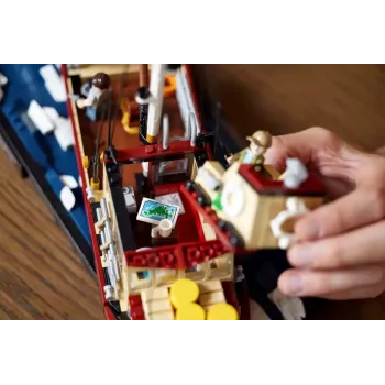 Zestaw klocków konstrukcyjnych LEGO Ideas 21350 Szczęki — 1497 elementów, 3 minifigurki, łódź i kultowy rekin, zalecany wiek 18+
