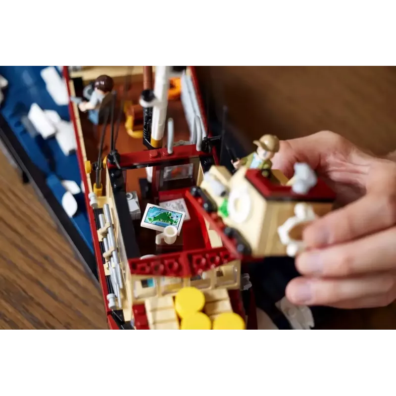 Zestaw klocków konstrukcyjnych LEGO Ideas 21350 Szczęki — 1497 elementów, 3 minifigurki, łódź i kultowy rekin, zalecany wiek 18+