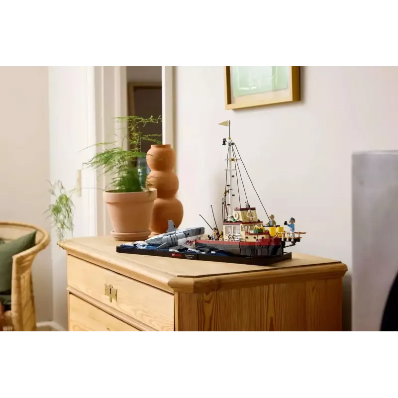 Zestaw klocków konstrukcyjnych LEGO Ideas 21350 Szczęki — 1497 elementów, 3 minifigurki, łódź i kultowy rekin, zalecany wiek 18+