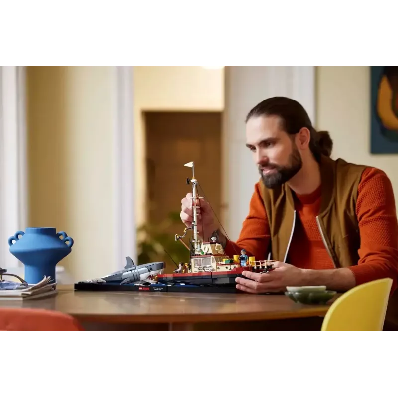 Zestaw klocków konstrukcyjnych LEGO Ideas 21350 Szczęki — 1497 elementów, 3 minifigurki, łódź i kultowy rekin, zalecany wiek 18+