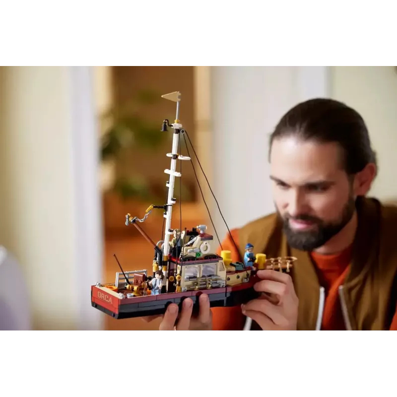 Zestaw klocków konstrukcyjnych LEGO Ideas 21350 Szczęki — 1497 elementów, 3 minifigurki, łódź i kultowy rekin, zalecany wiek 18+