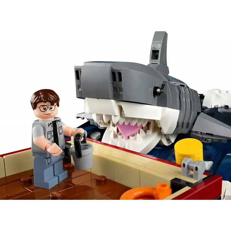 Zestaw klocków konstrukcyjnych LEGO Ideas 21350 Szczęki — 1497 elementów, 3 minifigurki, łódź i kultowy rekin, zalecany wiek 18+