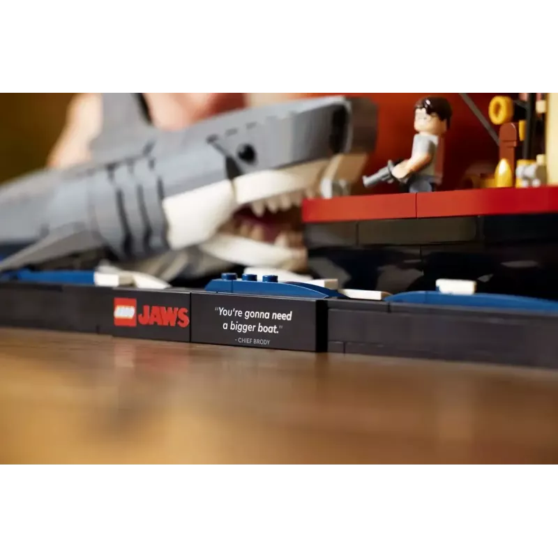 Zestaw klocków konstrukcyjnych LEGO Ideas 21350 Szczęki — 1497 elementów, 3 minifigurki, łódź i kultowy rekin, zalecany wiek 18+
