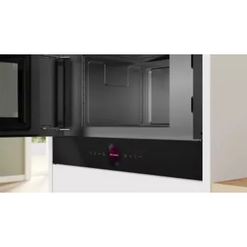 Kuchenka mikrofalowa do zabudowy Bosch Serie 8 BFL7221B1 — 900 W, 21 l, sterowanie dotykowe, czarna