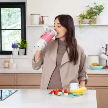 Blender sportowy NUTRIBULLET Portable 0,475 l biały z pojemnikiem Tritan i ostrzami ze stali nierdzewnej, zasilany bateriami