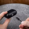 Ochronne skórzane etui FIXED FIXLPM-999-BK na słuchawki z obsługą MagSafe, czarne