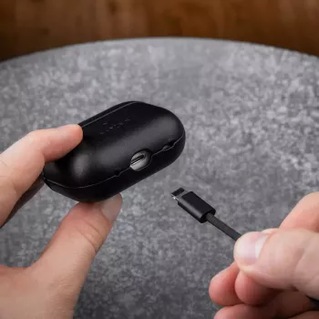 Ochronne skórzane etui FIXED FIXLPM-999-BK na słuchawki z obsługą MagSafe, czarne
