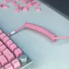 Kabel USB spiralny GLORIOUS GMMK Pixel Pink 1,5 m – odłączany kabel spiralny do klawiatur