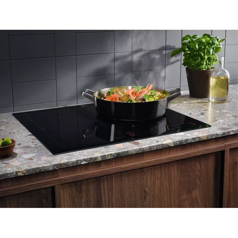 Electrolux Serie 700 EIS62453 Czarny Built-in 60 cm Zone induction hob 4 zone(s)