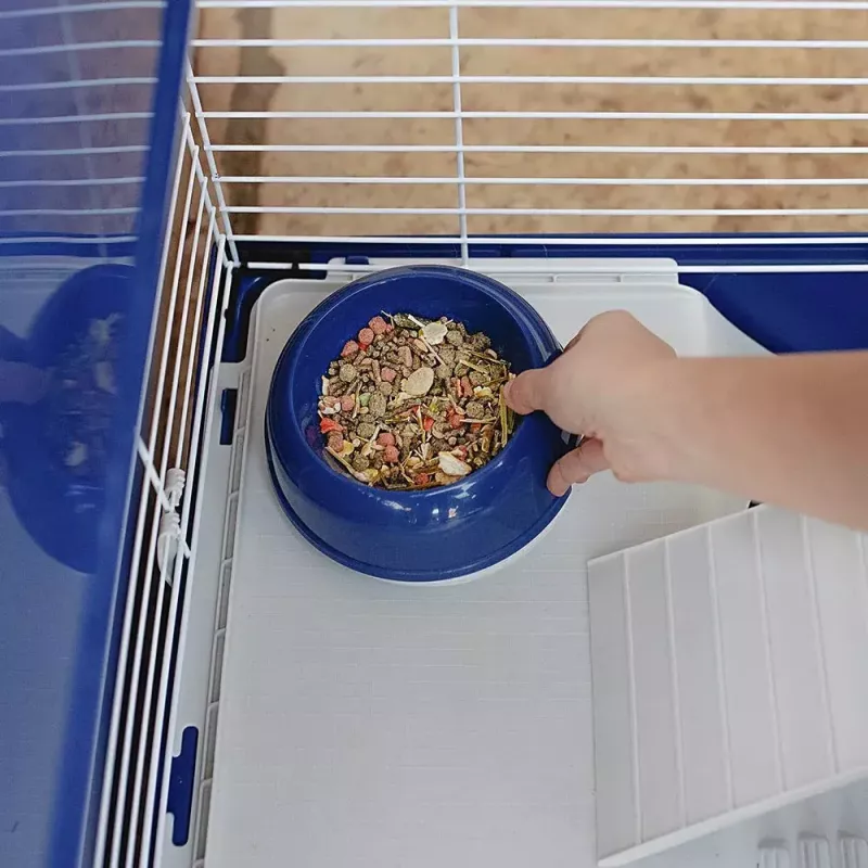 Klatka FERPLAST Barn 80 dla królika, szaro-biała — 780×480×650 mm, metal i plastik, w zestawie miseczka